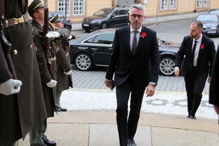 Ministr obrany Lubomír Metnar přichází na bohoslužbu.
