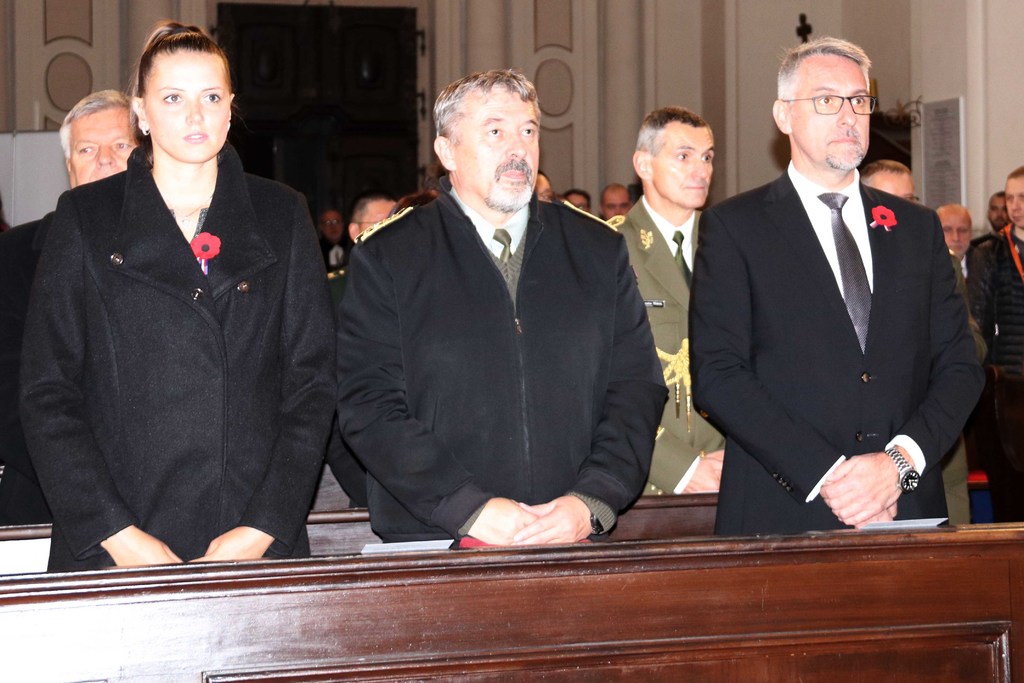 Ministr obrany Lubomír Metnar (vpravo), náčelník Generálního štábu Armády ČR Aleš Opata (uprostřed) a náměstkyně pro řízení sekce správy a řízení organizací MO Kateřina Blažková (vlevo) na bohoslužbě.