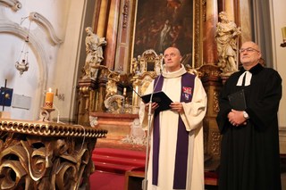 Hlavní vojenský kaplan plk. gšt. Jaroslav Knichal (vlevo)