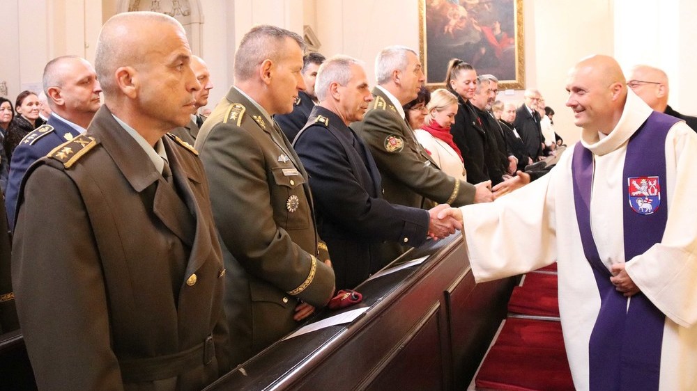 Ministr obrany, vojáci a další hosté uctili památku válečných veteránů při bohoslužbě ve Vojenském kostele sv. Jana Nepomuckého