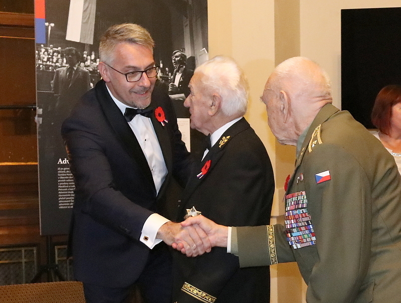 Ministr obrany se zdraví s válečnými veterány, generály Emilem Bočkem a Václavem Kuchynkou.