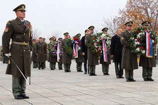 Delegace nastoupené za věnci.