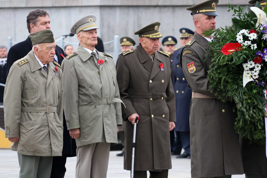 Pod jezdeckou sochu Jana Žižky položili věnce i váleční veteráni.