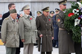 Pod jezdeckou sochu Jana Žižky položili věnce i váleční veteráni.