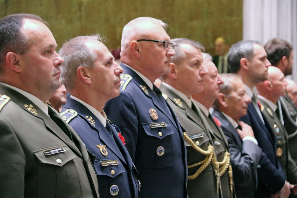 Po položení věnců a uctění památky obětí a účastníků válek následovala druhá část oslav uvnitř Národního památníku. Zde nechyběli nejvyšší představitelé armády. 