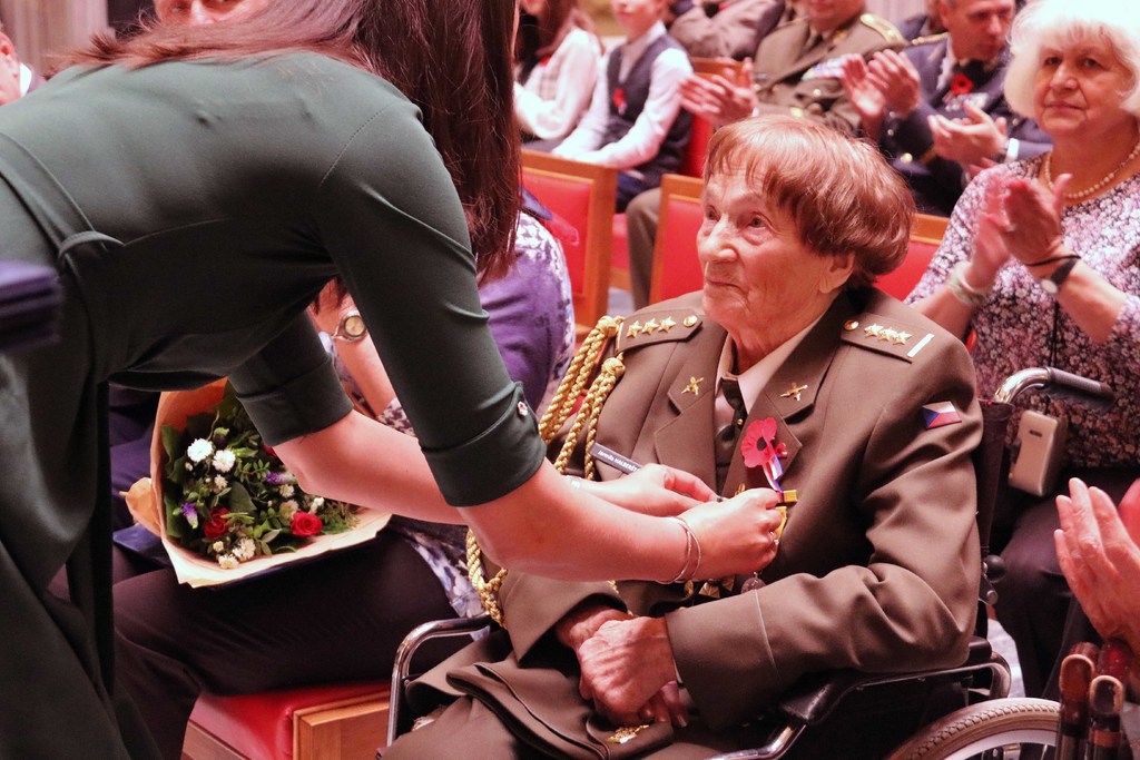 Záslužný kříž ministra obrany ČR III. stupně převzala i plukovnice v.v. Jarmila Halbrštátová.