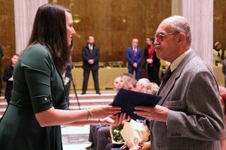Osm osobností bylo vyznamenáno Křížem obrany státu nebo Záslužným křížem ministra obrany. 