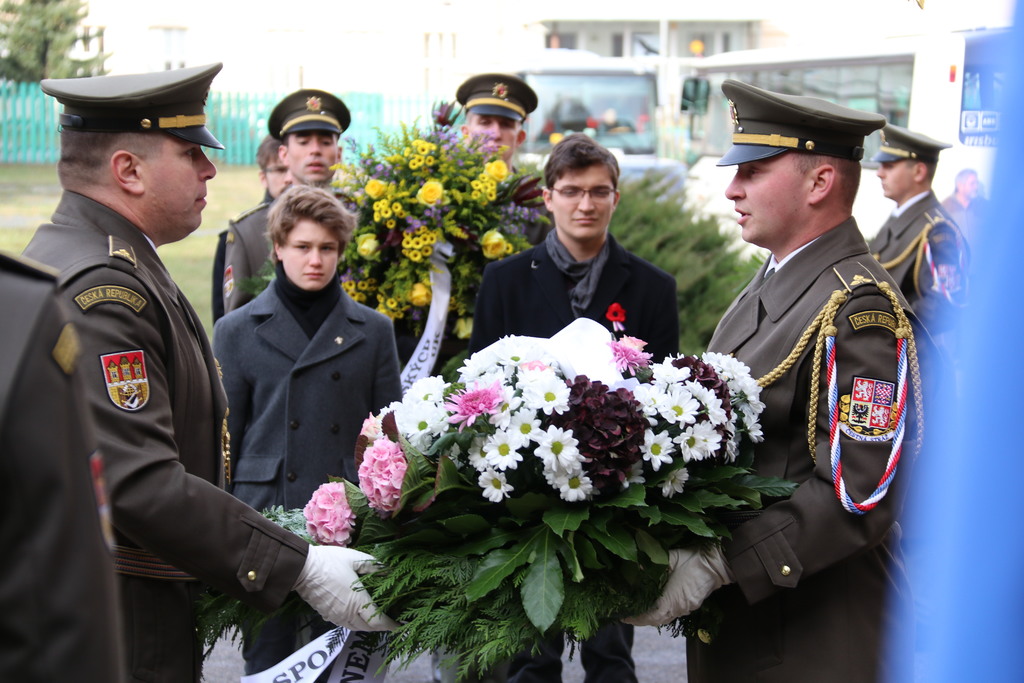 Řada studentů uctila památku svých předchůdců položením věnců a kytic k památníku.
