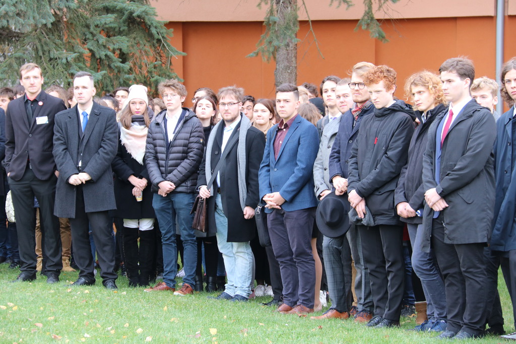 Studenti během pietního aktu