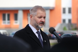 Senátor Václav Hampl při projevu.