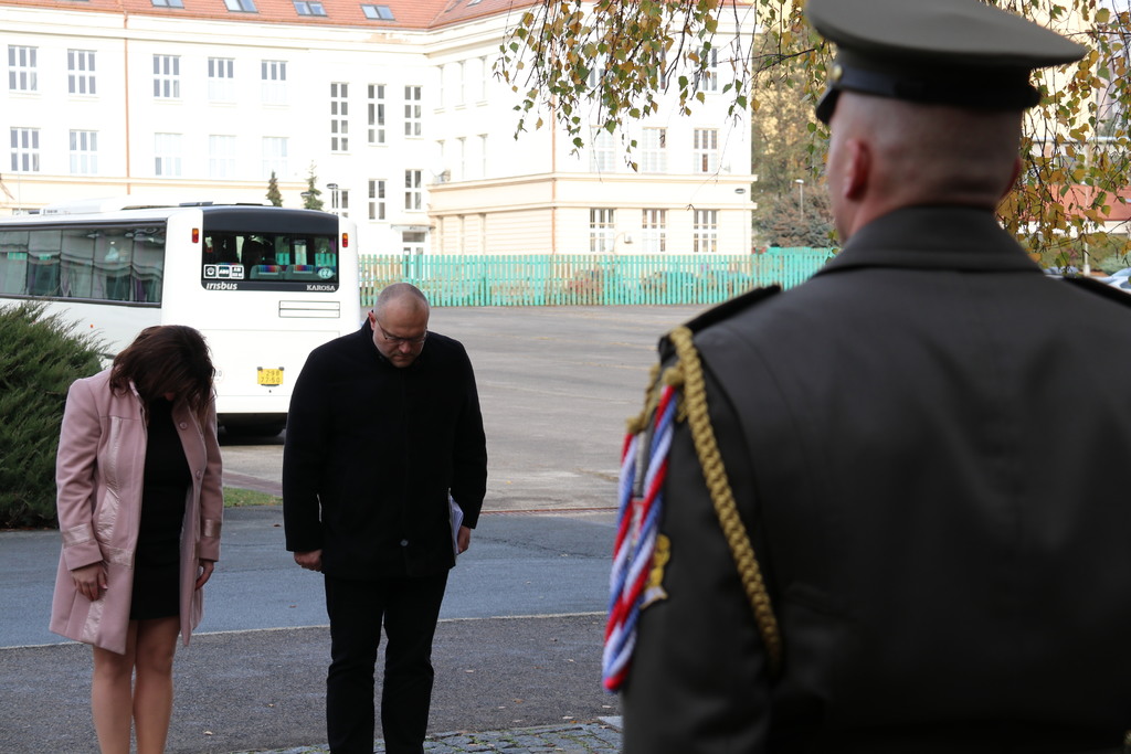 Gabriela Havlůjová předsedkyně Spolku pro zachování odkazu českého odboje a Petr Hroník, místopředseda spolku. 