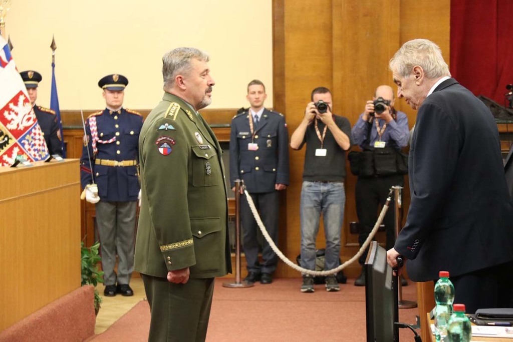 Náčelník Generálního štábu vítá prezidenta republiky