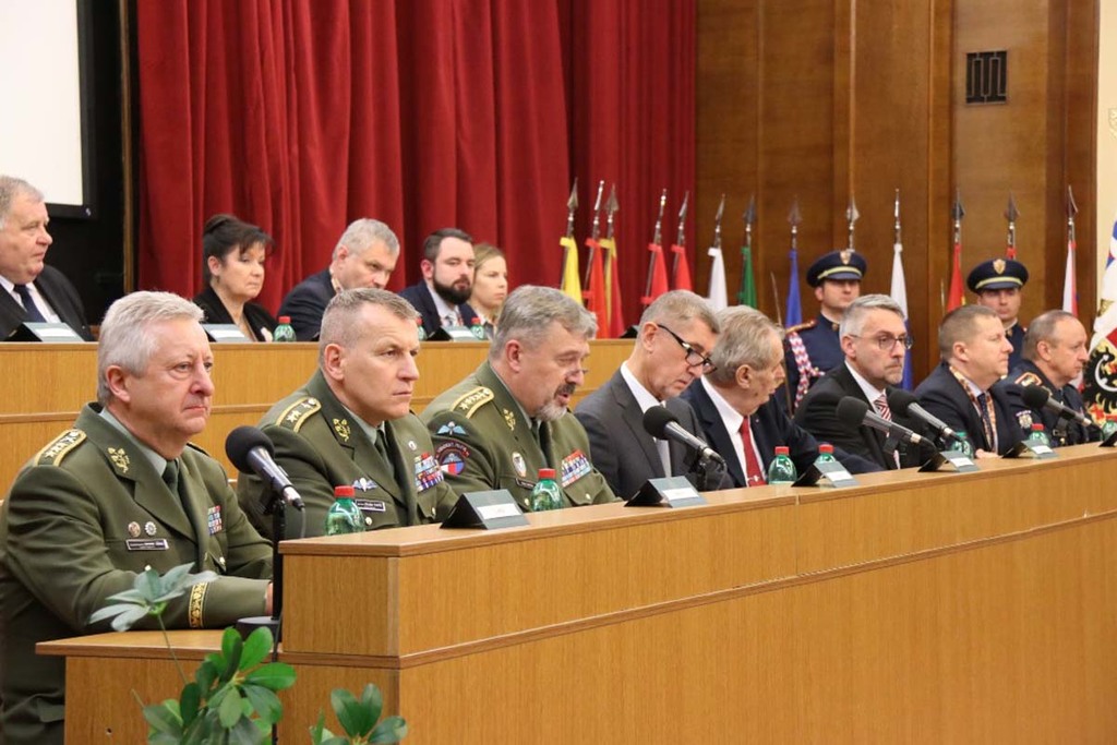 Prezident republiky, premiér, vedení resortu obrany a velení armády
