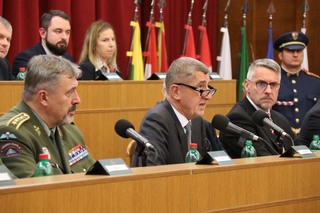Zleva náčelník Generálního štábu AČR armádní generál Aleš Opata, premiér Andrej Babiš, prezident Miloš Zeman a ministr obrany Lubomír Metnar