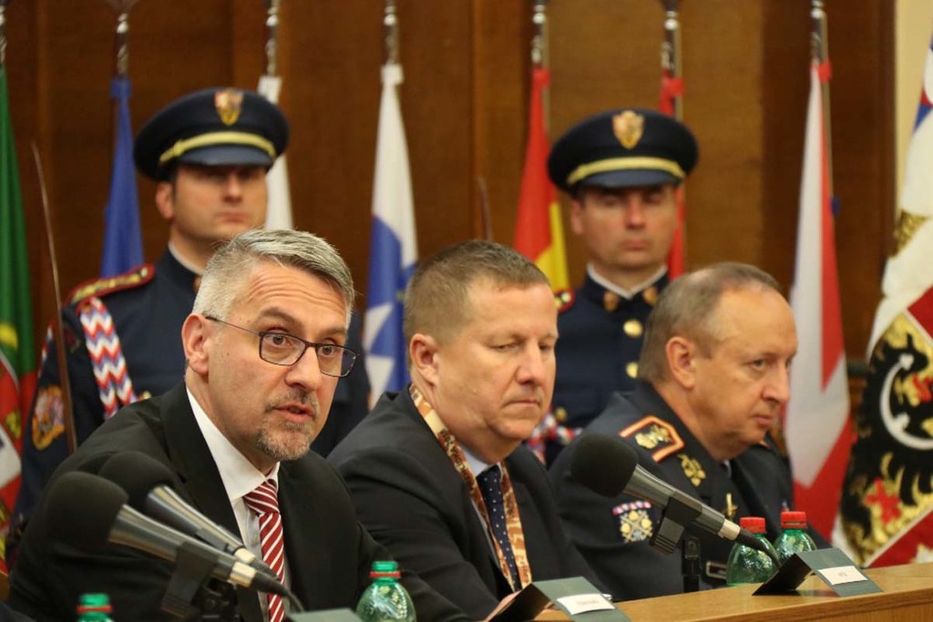 Na velitelském shromáždění s projevem vystoupil i ministr obrany (vlevo)