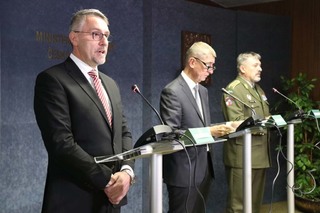 Z tiskové konference za účasti (zleva) ministra obrany, předsedy vlády a náčelníka Generálního štábu AČR