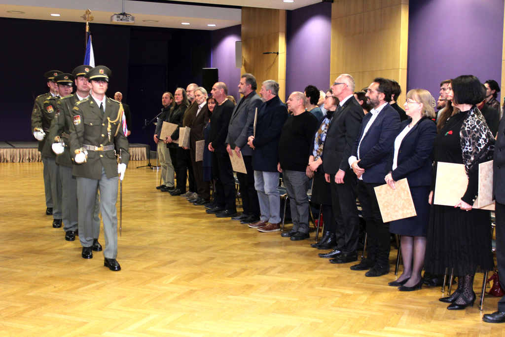 Slavnostní ceremoniál završilo odnesení státní vlajky
