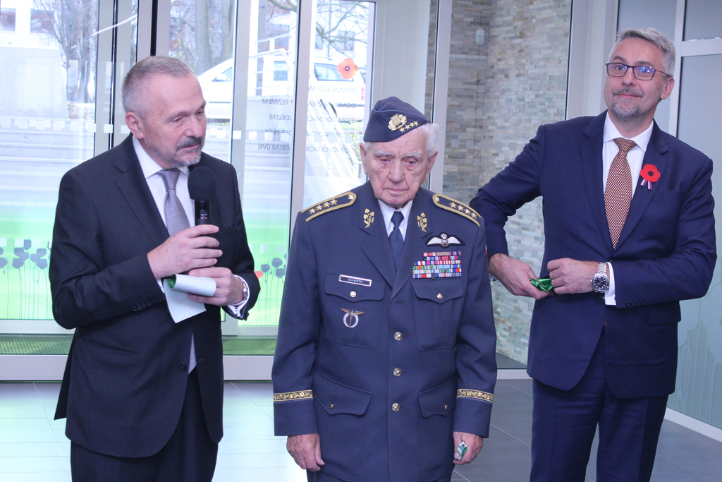 Ředitel nemocnice Zavoral, generál Boček a ministr Metnar s páskou po jejím přestřižení