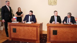 Ilustrační obrázek ke článkuZástupci ministerstva obrany podepsali smlouvu na dva nové letouny CASA a modernizaci čtyř stávajících