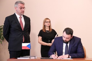 Smlouvy za Ministerstvo obrany podepsal náměstek pro řízení sekce vyzbrojování a akvizic Filip Říha. Vlevo ministr obrany Lubomír Metnar.