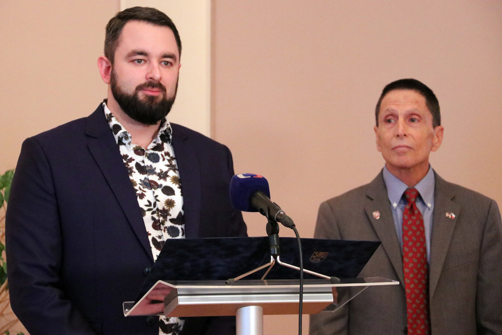 Náměstek ministra obrany Filip Říha, v pozadí John Paine ze společnosti Bell.
