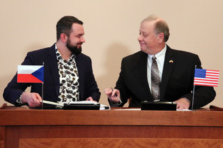 Náměstek Filip Říha a Erwin Boone při podpisu dokumentu.