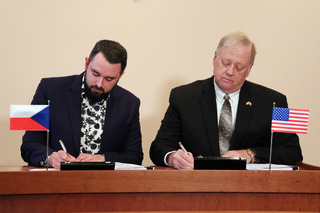 Náměstek Filip Říha a Erwin Boone při podpisu dokumentu.