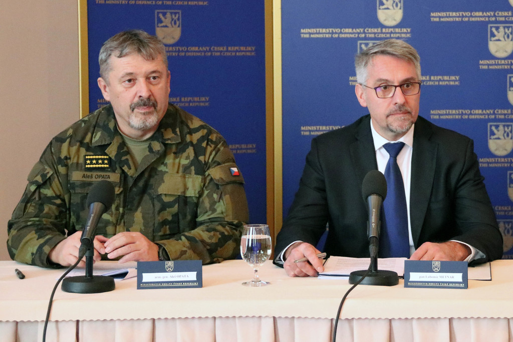 Ministr obrany: Nákup dvou kompletů DPET je v pořádku