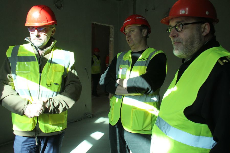 Ministr obrany Lubomír Metnar (vlevo), vedoucí projektu rekonstrukce z firmy Metrostav Martin Koch (uprostřed) a ředitel VHÚ Aleš Knížek 