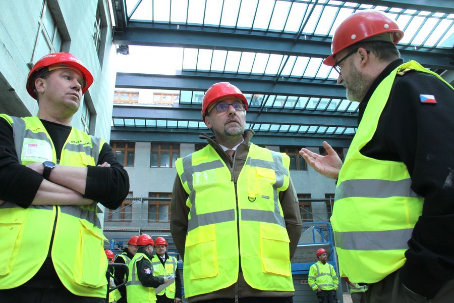 Již pod zastřešenou dvoranou. Vedoucí projektu rekonstrukce z firmy Metrostav Martin Koch (vlevo), ministr obrany Lubomír Metnar (uprotřed) a ředitel VHÚ Aleš Knížek 