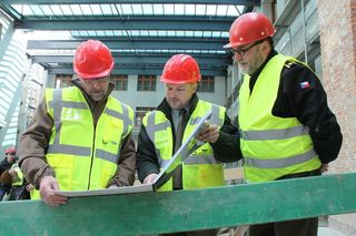 Ministr obrany Lubomír Metnar (vlevo), uprostřed ředitel Odboru muzeí VHÚ Michal Burian, vpravo ředitel VHÚ Aleš Knížek