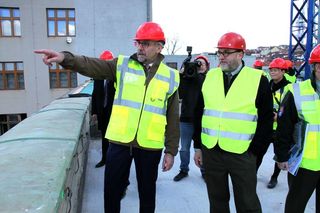 Na terase budoucí kavárny. Ministr obrany Lubomír Metnar (vlevo) a ředitel VHÚ Aleš Knížek 