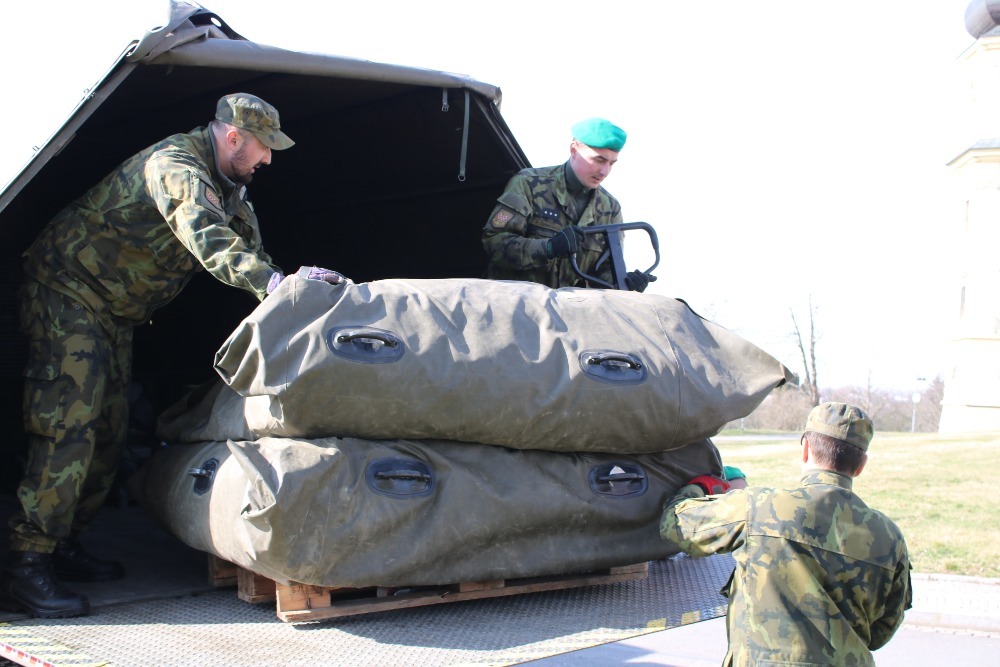 Vojáci 153. ženijního praporu dnes postavili v areálu VN Olomouc odběrové stany. 