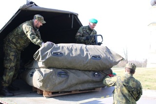Vojáci 153. ženijního praporu dnes postavili v areálu VN Olomouc odběrové stany. 