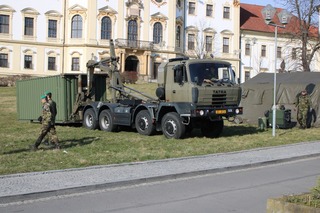 Vojáci 153. ženijního praporu dnes postavili v areálu VN Olomouc odběrové stany. 