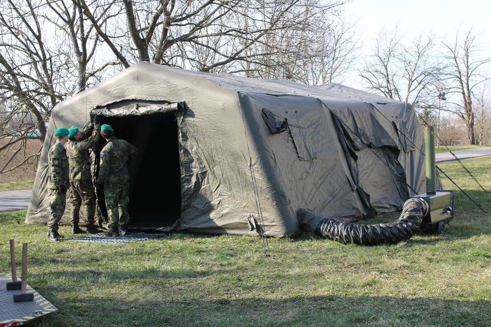 Vojáci 153. ženijního praporu dnes postavili v areálu VN Olomouc odběrové stany. 