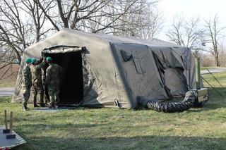 Vojáci 153. ženijního praporu dnes postavili v areálu VN Olomouc odběrové stany. 