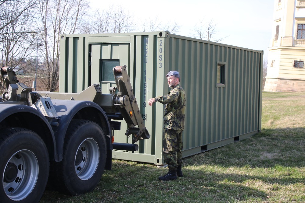 Vojáci 153. ženijního praporu dnes postavili v areálu VN Olomouc odběrové stany. 