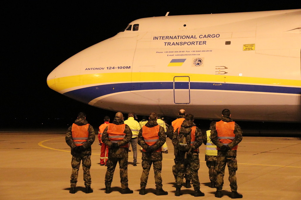 Letoun An-124 Ruslan přistál na pardubickém letišti s respirátory a rouškami