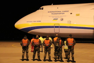 Letoun An-124 Ruslan přistál na pardubickém letišti s respirátory a rouškami