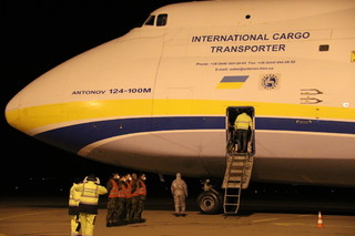 Letoun An-124 Ruslan přistál na pardubickém letišti s respirátory a rouškami 