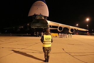 Letoun An-124 Ruslan přistál na pardubickém letišti s respirátory a rouškami