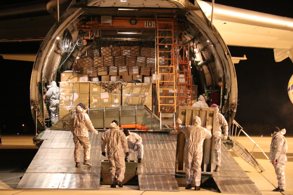 Letoun An-124 Ruslan přistál na pardubickém letišti s respirátory a rouškami