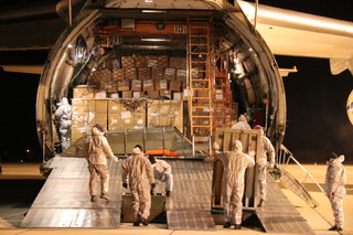 Letoun An-124 Ruslan přistál na pardubickém letišti s respirátory a rouškami