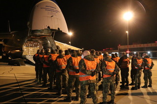 Letoun An-124 Ruslan přistál na pardubickém letišti s respirátory a rouškami