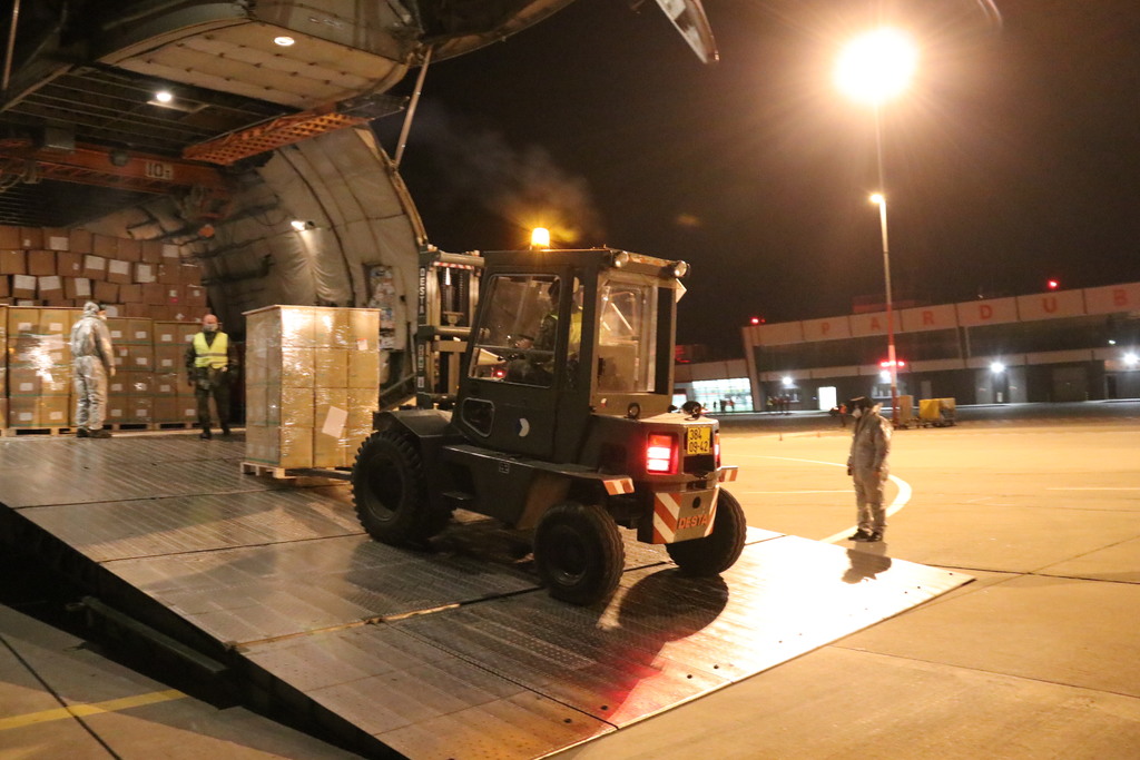 Letoun An-124 Ruslan přistál na pardubickém letišti s respirátory a rouškami