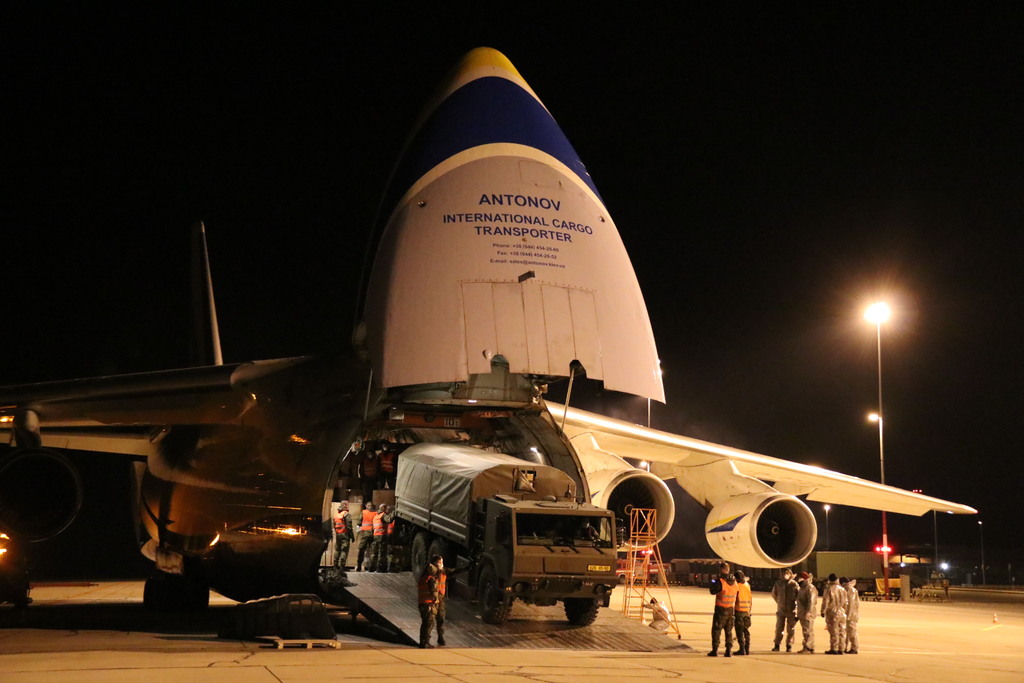 Letoun An-124 Ruslan přistál na pardubickém letišti s respirátory a rouškami