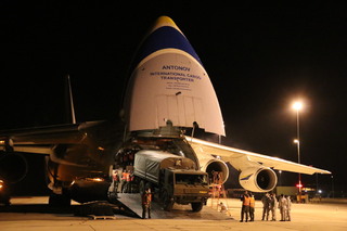 Letoun An-124 Ruslan přistál na pardubickém letišti s respirátory a rouškami