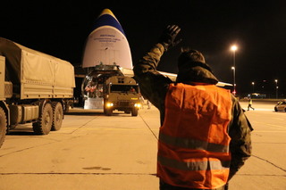 Letoun An-124 Ruslan přistál na pardubickém letišti s respirátory a rouškami