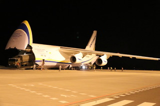 Letoun An-124 Ruslan přistál na pardubickém letišti s respirátory a rouškami